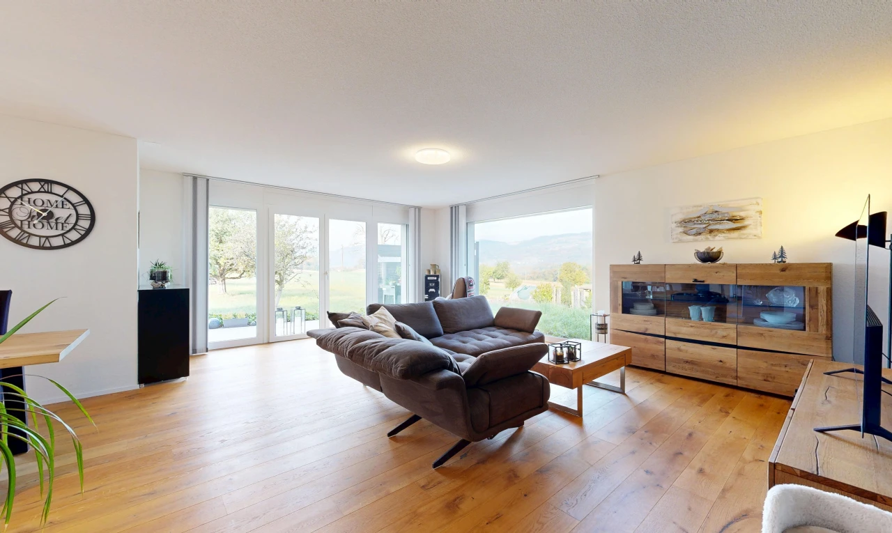 salon avec wood finish floor, sol en finition bois, inside property, drywall, et cloison sèche