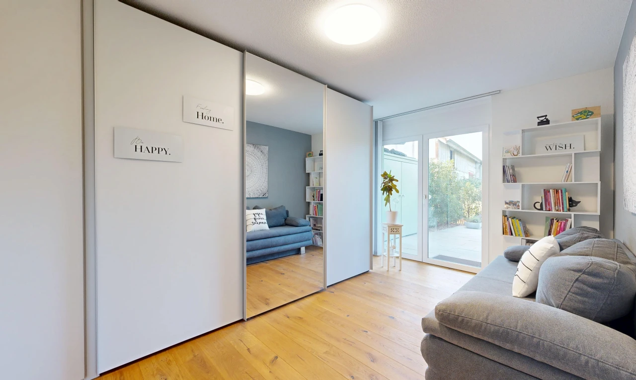 salon avec wood finish floor, sol en finition bois, accès à l'extérieur, drywall, et cloison sèche