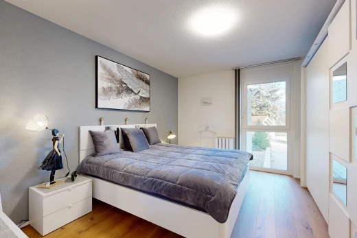 chambre avec wood finish floor, sol en finition bois, et inside property