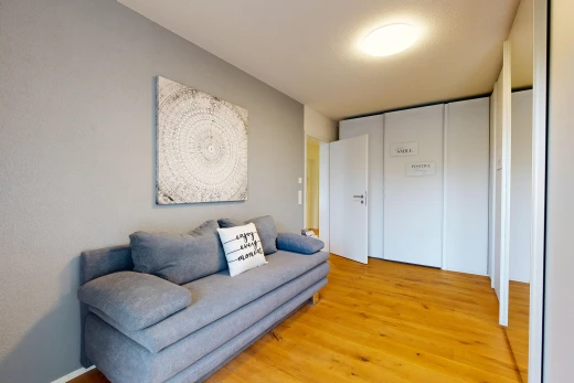 salon avec sol en finition bois, wood finish floor, light floor, inside property, et placard