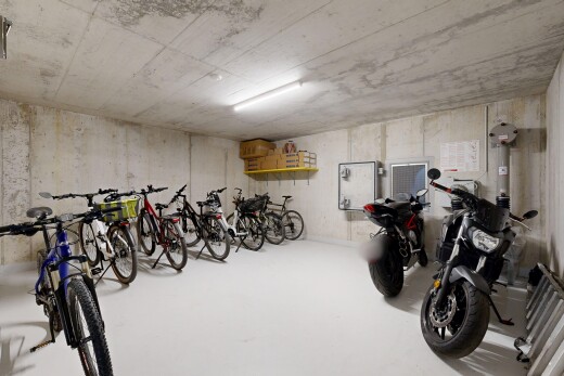 exercise room featuring finished concrete floors