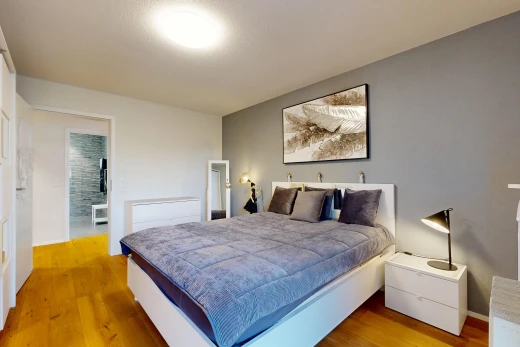 chambre avec drywall, cloison sèche, wood finish floor, sol en finition bois, et inside property