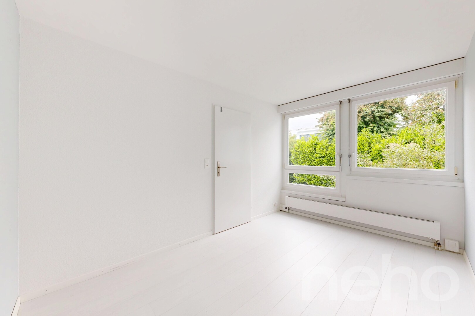 leerer raum mit fußleistenheizung, natürliches licht, natural light, inside property, und gipskartonwand