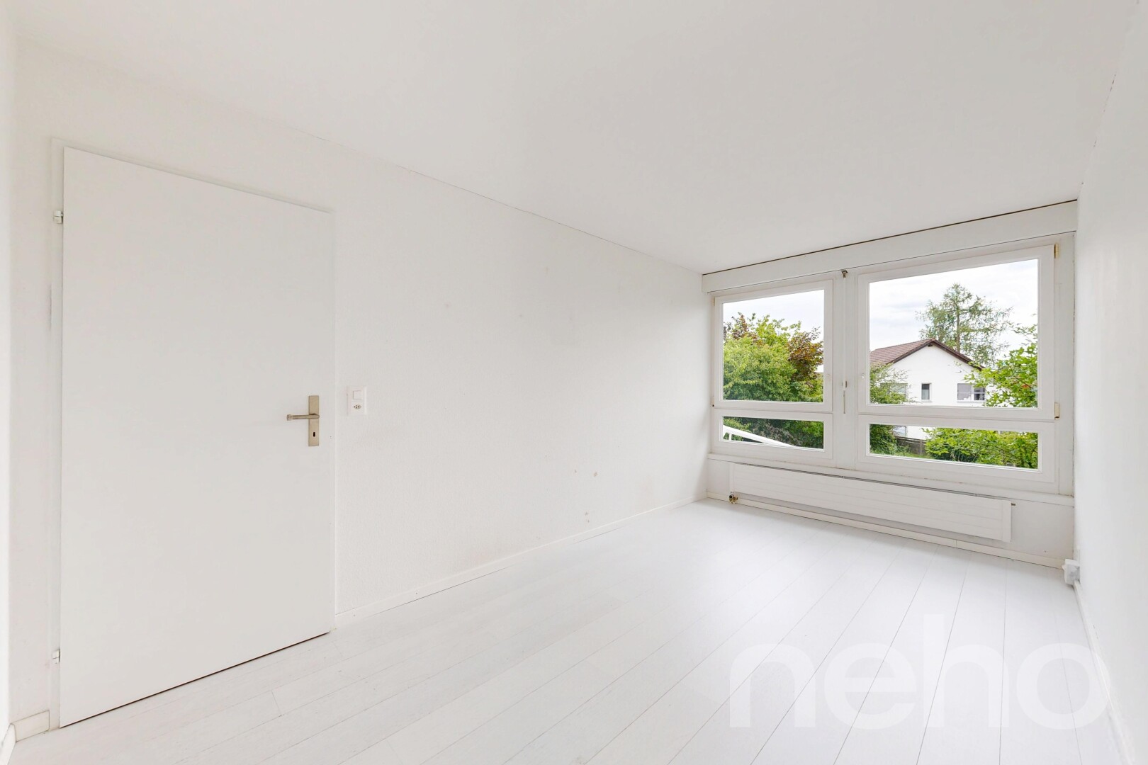 leerer raum mit natürliches licht, natural light, inside property, holzfußboden, und wood finish floor