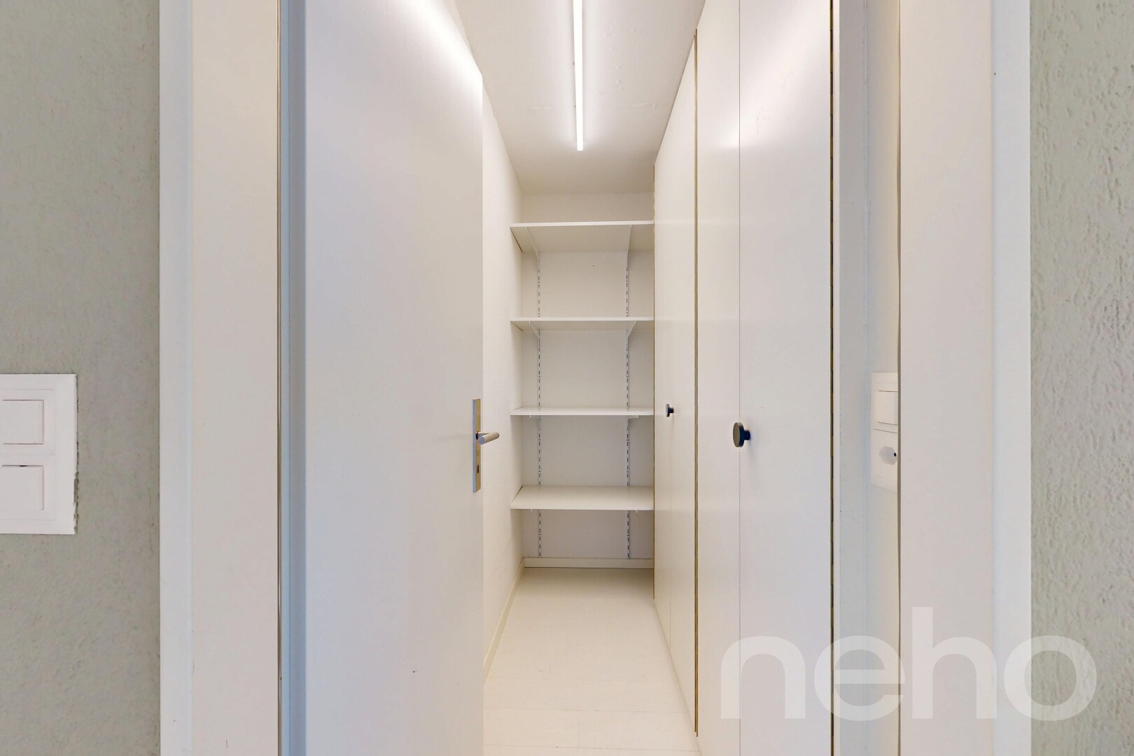 halle / korridor mit inside property und light floor
