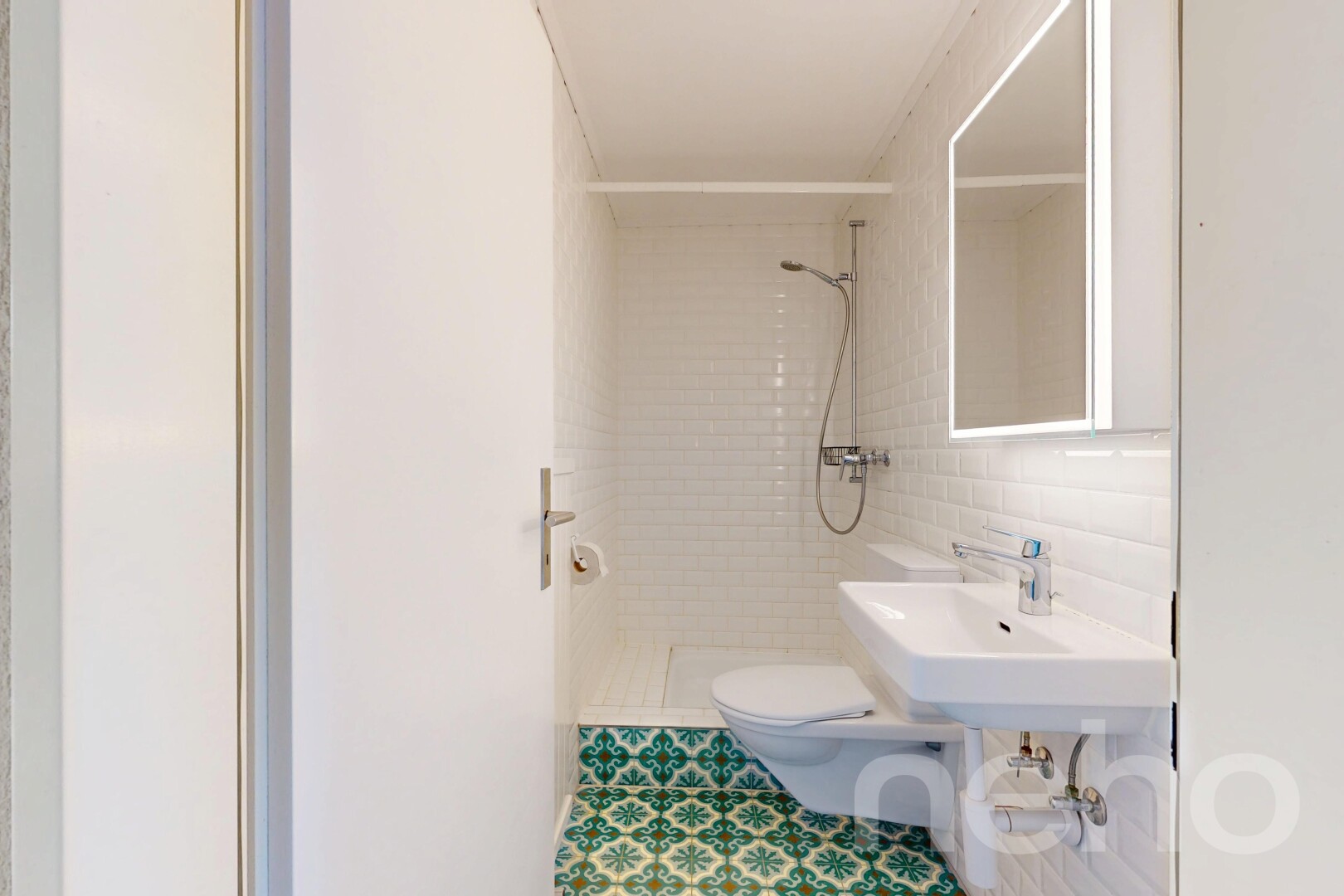 bad mit dusche, toilette, komplettes badezimmer, spiegel, und inside property