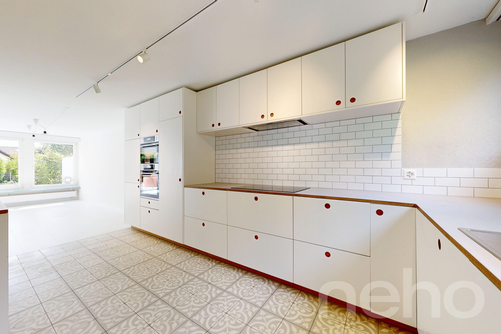 küche mit white cabinets, weiße schränke, deckenbeleuchtung, track lighting, und light floor
