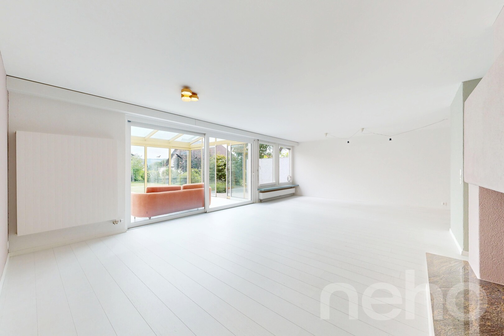 leerer raum mit inside property, holzfußboden, wood finish floor, kühler, und natürliches licht