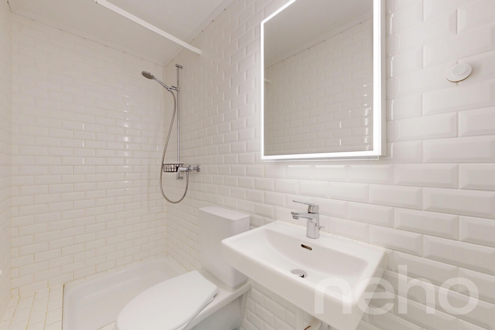 bad mit toilette, spiegel, dusche, waschbecken, und komplettes badezimmer