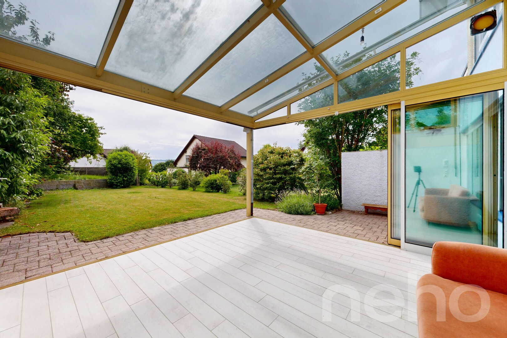 terrasse mit from property, rasen, terrasse, zaun, und overcast