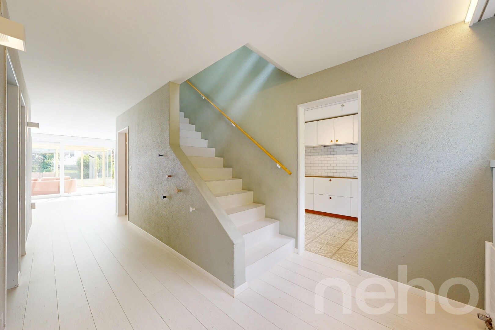 treppe mit treppen, holzfußboden, wood finish floor, inside property, und natürliches licht