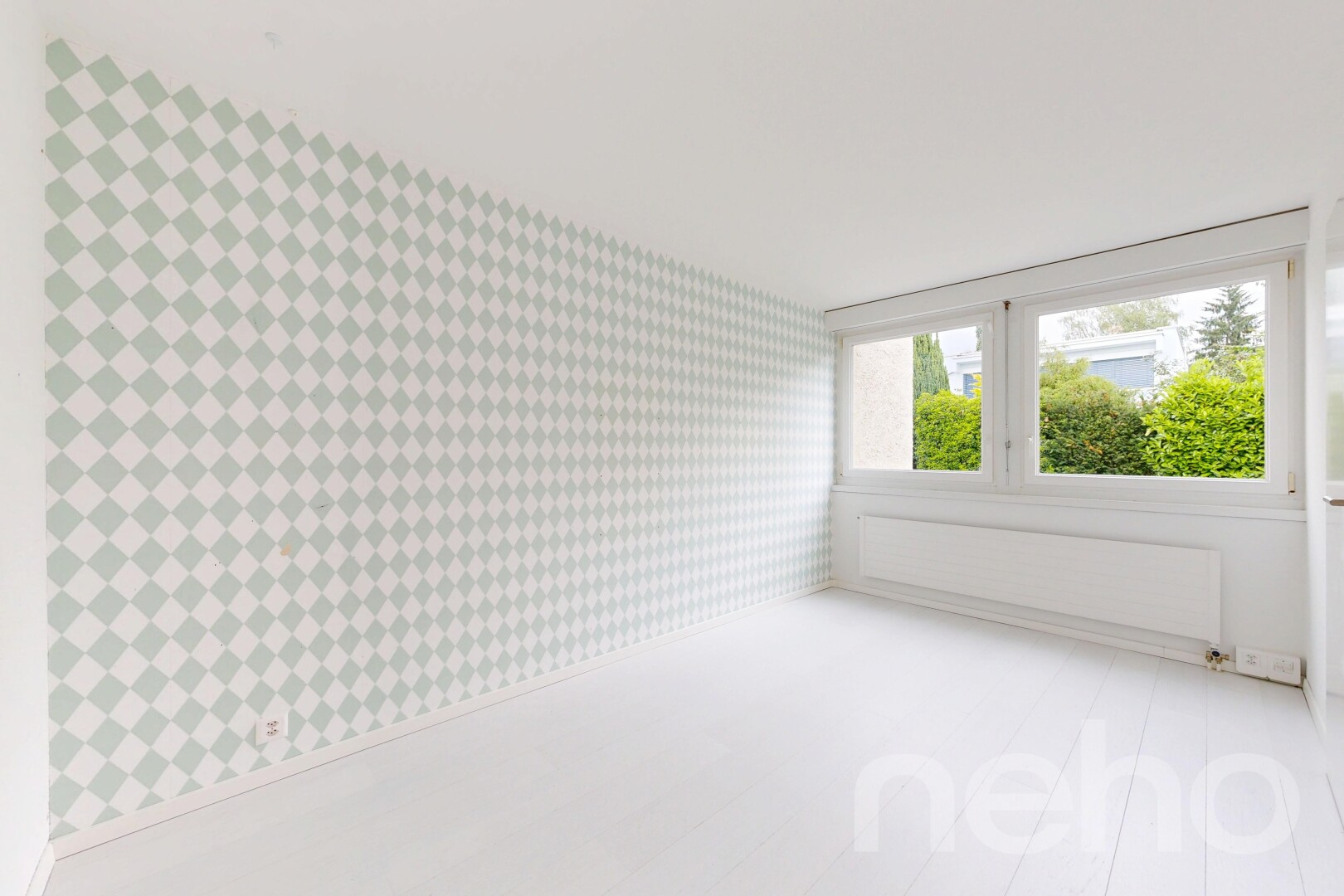 leerer raum mit tapetenwand, wallpaper wall, natürliches licht, natural light, und inside property