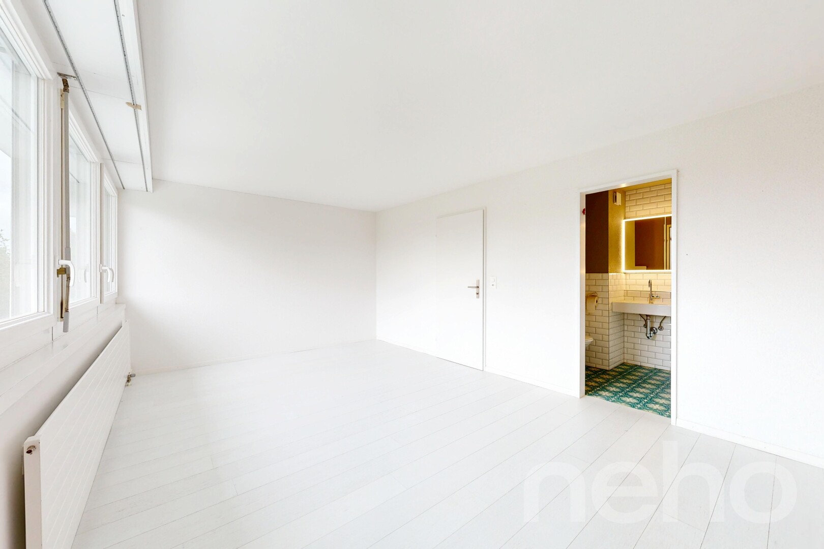 leerer raum mit kühler, inside property, gipskartonwand, drywall, und natürliches licht