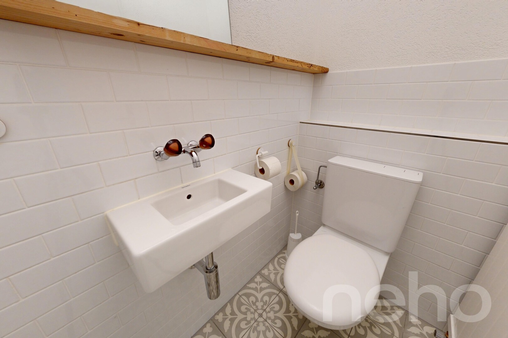 bad mit toilette, waschbecken, inside property, fliesenwand, und tile wall