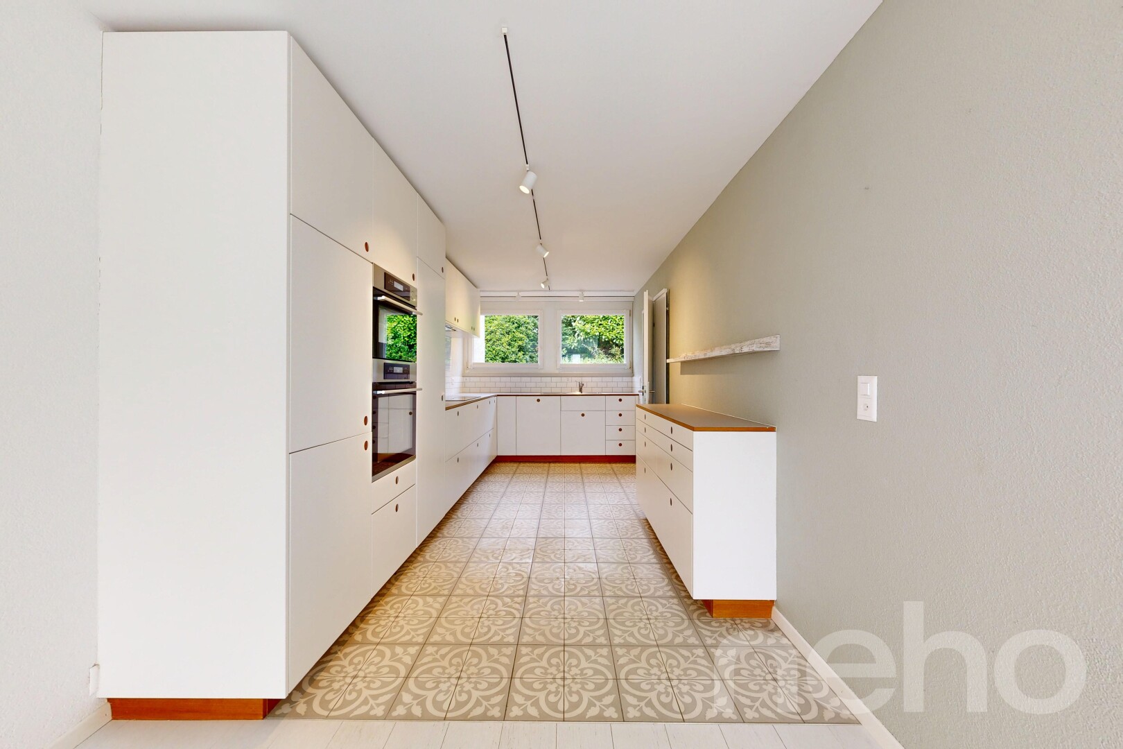 küche mit inside property, weiße schränke, white cabinets, light floor, und natürliches licht