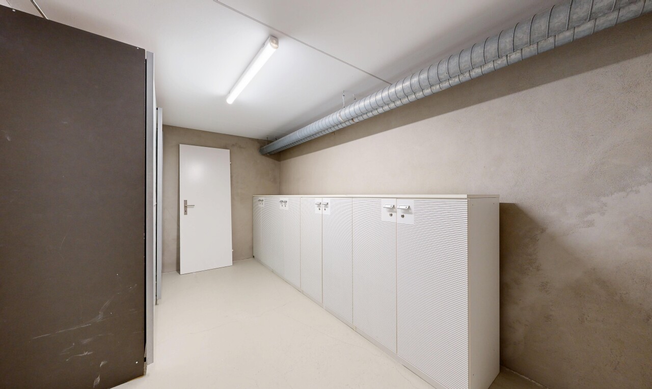 zimmer / schlafzimmer mit inside property, betonboden, concrete floor, und light floor