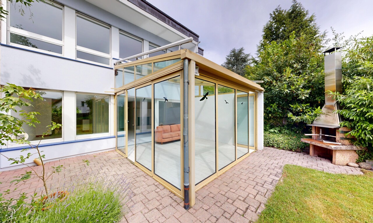 außenansicht mit glasverkleidung, wintergarten, from property, und terrasse