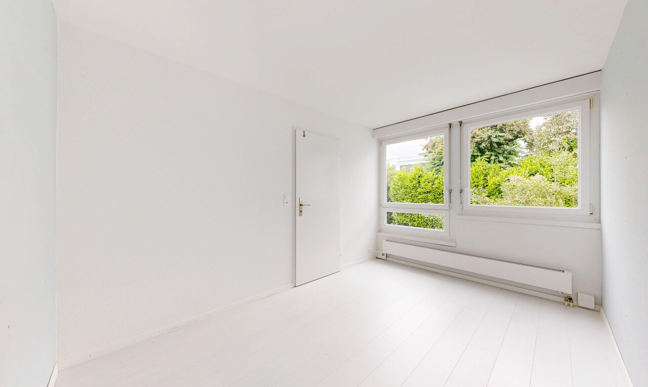 leerer raum mit fußleistenheizung, natürliches licht, natural light, inside property, und gipskartonwand