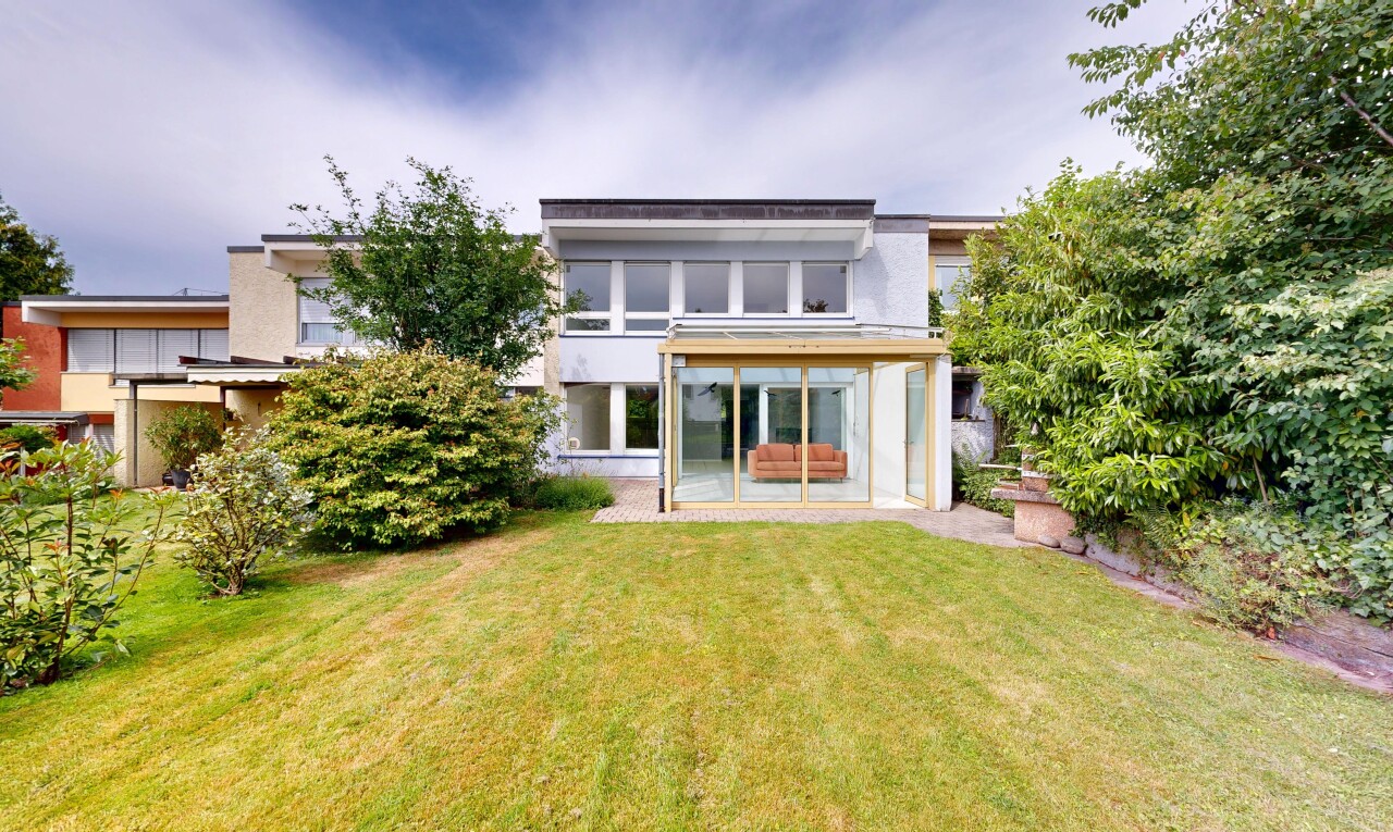 außenansicht mit rasen, property visible, stuckverkleidung, und wintergarten