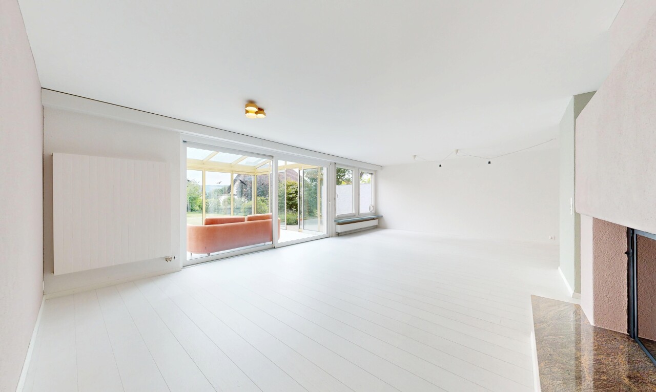 leerer raum mit inside property, holzfußboden, wood finish floor, kühler, und natürliches licht