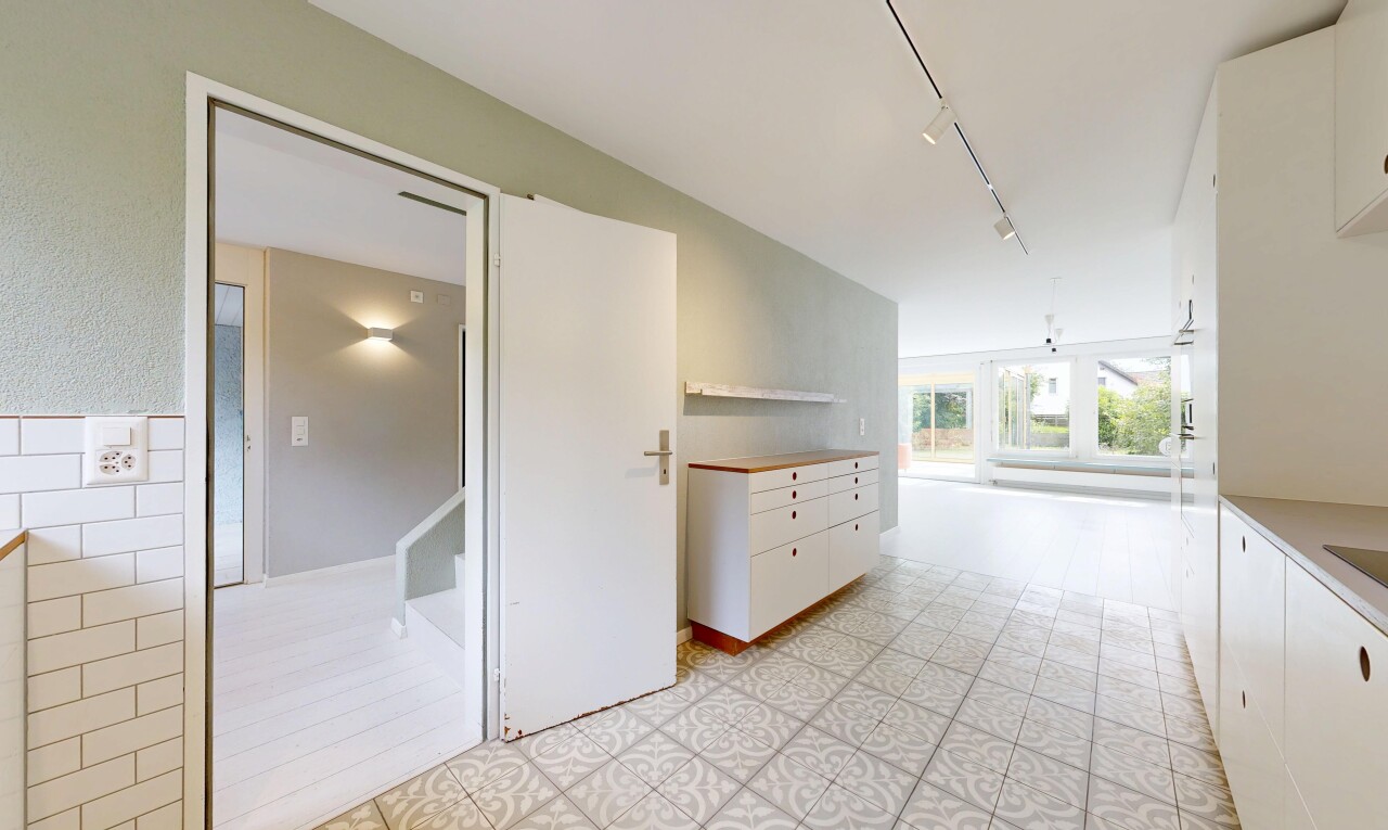küche mit deckenbeleuchtung, track lighting, white cabinets, weiße schränke, und light floor