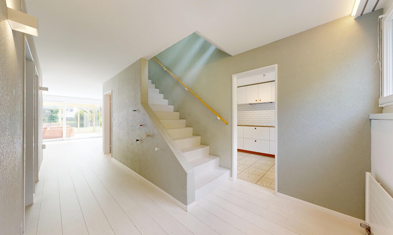 treppe mit treppen, holzfußboden, wood finish floor, inside property, und natürliches licht