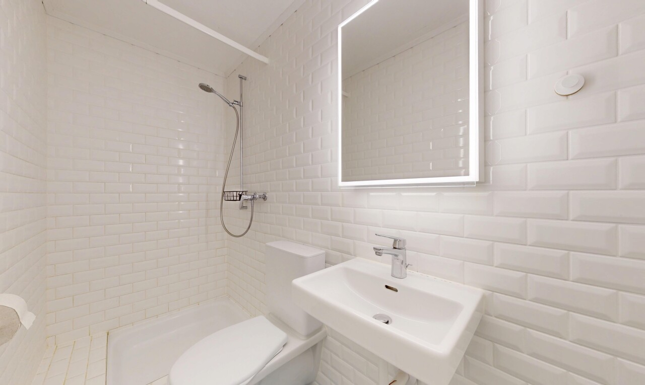 bad mit toilette, spiegel, dusche, waschbecken, und komplettes badezimmer