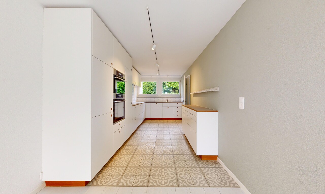 küche mit inside property, weiße schränke, white cabinets, light floor, und natürliches licht