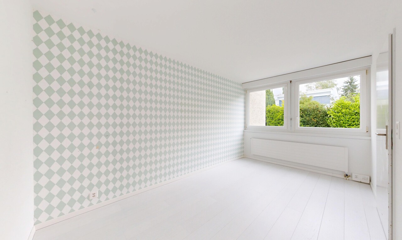 leerer raum mit tapetenwand, wallpaper wall, natürliches licht, natural light, und inside property