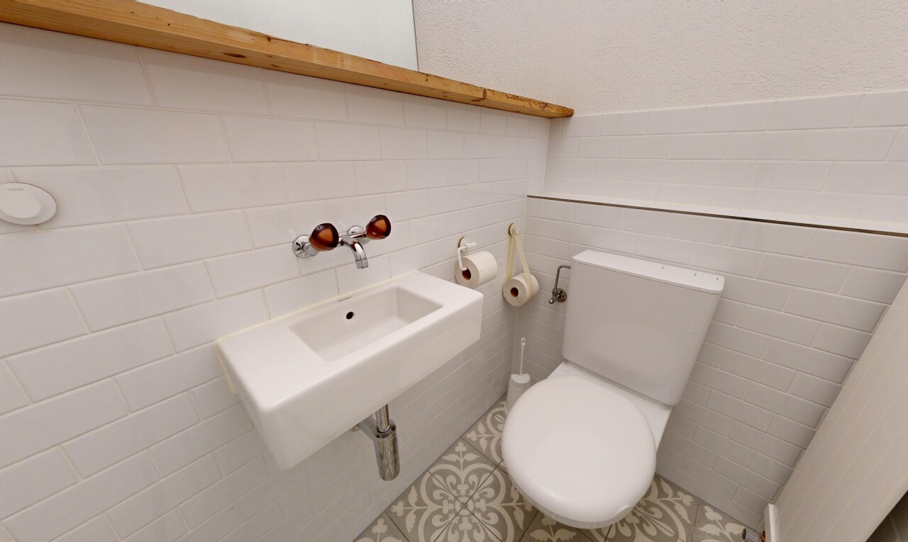 bad mit toilette, waschbecken, inside property, fliesenwand, und tile wall
