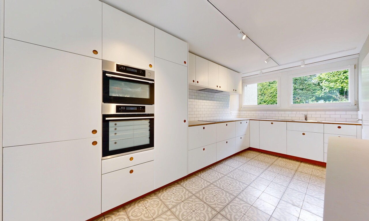 küche mit weiße schränke, white cabinets, light floor, natürliches licht, und natural light