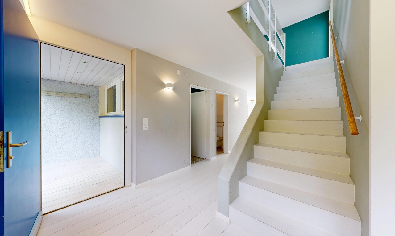 treppe mit treppen, gipskartonwand, drywall, holzfußboden, und wood finish floor