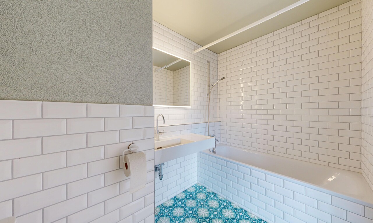 bad mit fliesenwand, tile wall, kombiniertes bad / dusche, komplettes badezimmer, und spiegel