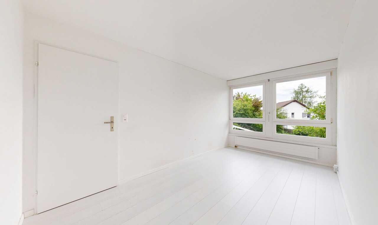 leerer raum mit natürliches licht, natural light, inside property, holzfußboden, und wood finish floor