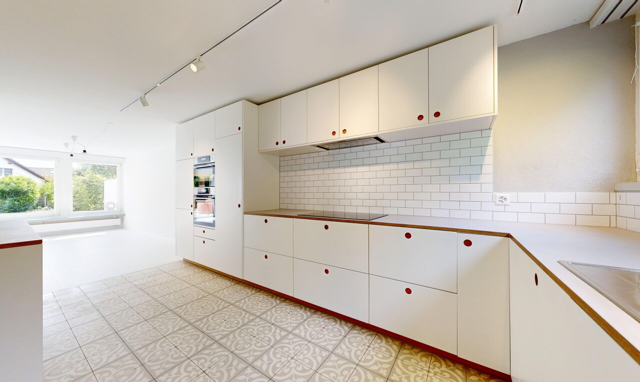 küche mit white cabinets, weiße schränke, deckenbeleuchtung, track lighting, und light floor