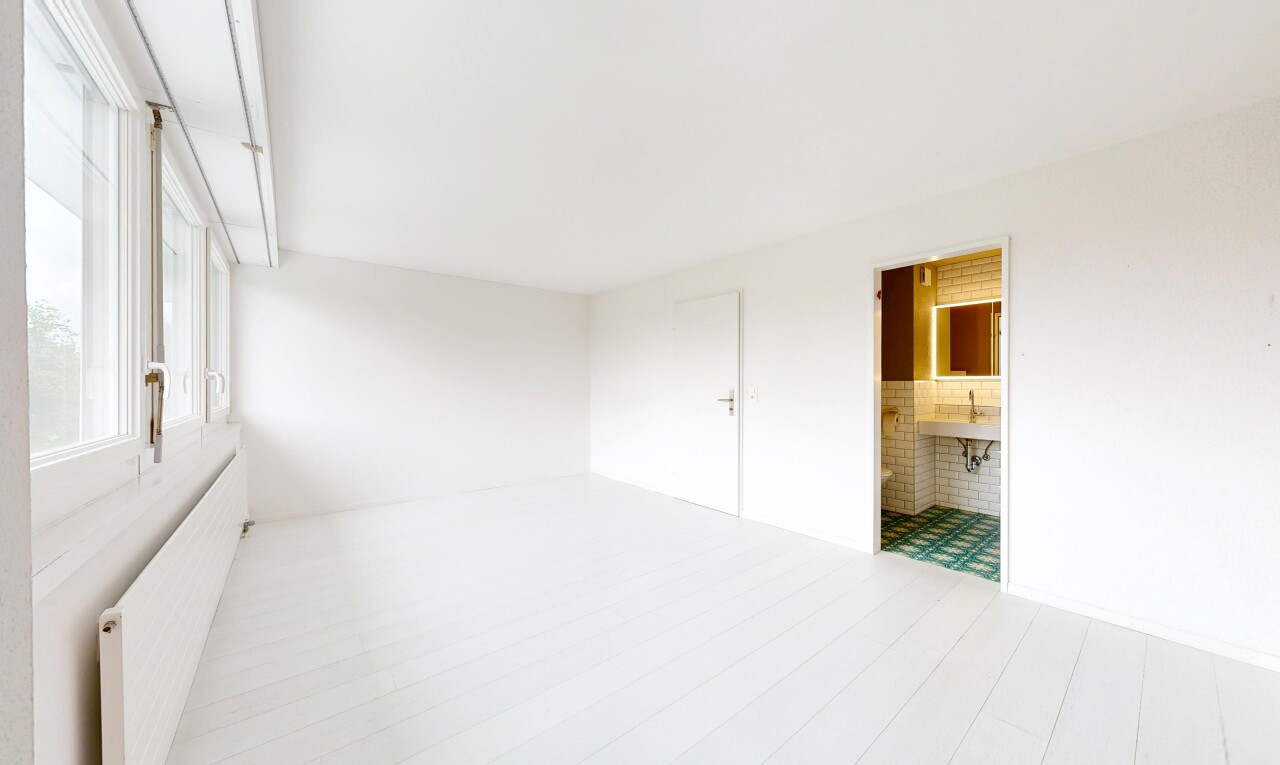 leerer raum mit kühler, inside property, gipskartonwand, drywall, und natürliches licht