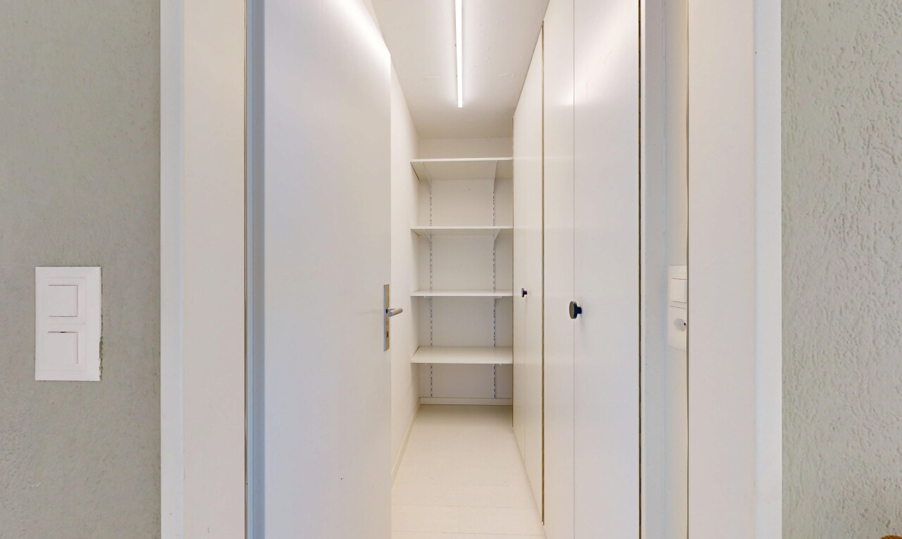halle / korridor mit inside property und light floor