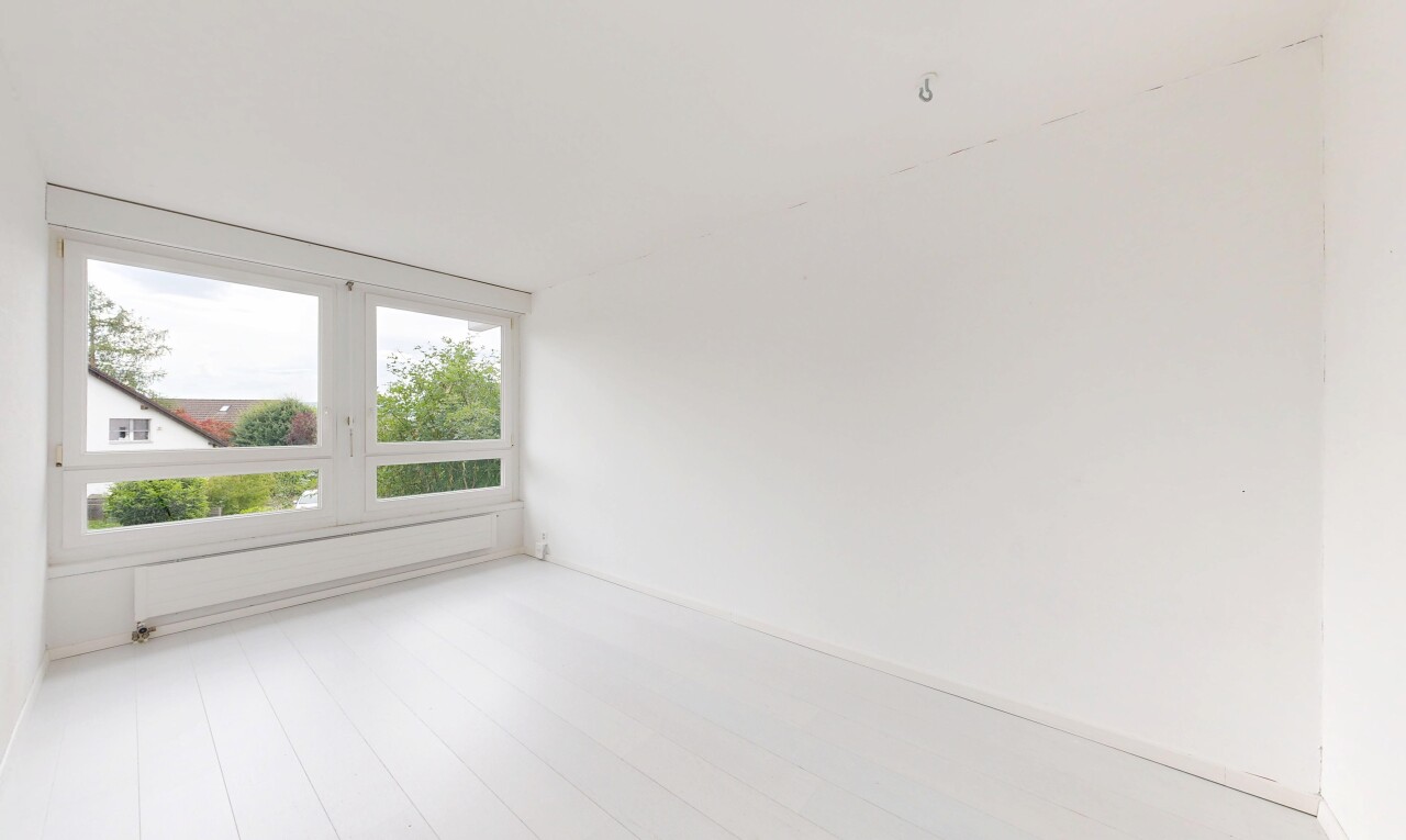 leerer raum mit natürliches licht, natural light, holzfußboden, wood finish floor, und inside property
