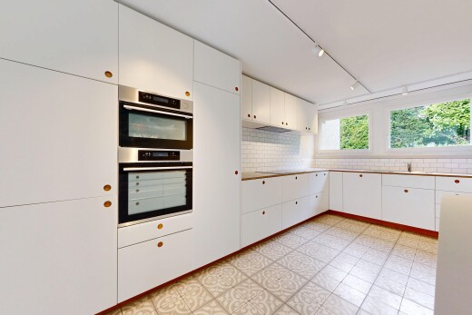 cuisine avec armoires blanches, white cabinets, light floor, lumière naturelle, et natural light