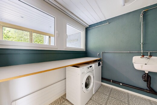 buanderie avec lumière naturelle, natural light, inside property, lave-linge et sèche-linge séparés, et light floor