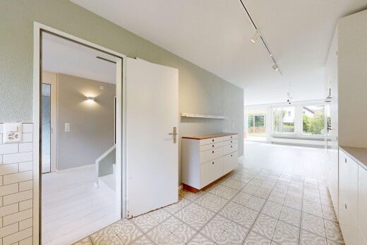 küche mit deckenbeleuchtung, track lighting, white cabinets, weiße schränke, und light floor