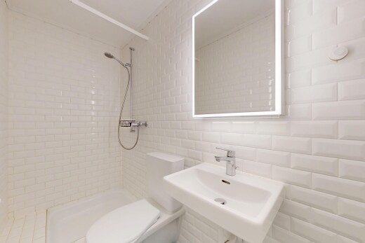 salle de bains avec toilette, miroir, douche, évier, et salle de bain complète