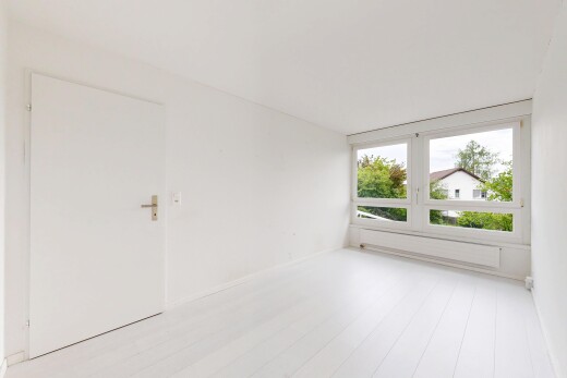 leerer raum mit natürliches licht, natural light, inside property, holzfußboden, und wood finish floor