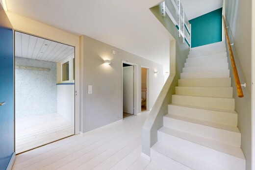 escaliers avec escaliers, cloison sèche, drywall, sol en finition bois, et wood finish floor