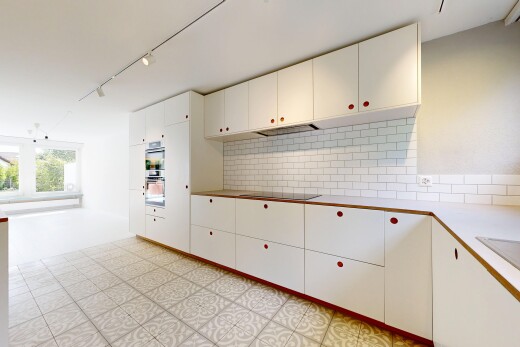 cuisine avec white cabinets, armoires blanches, éclairage sur rail, track lighting, et light floor