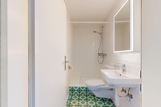 salle de bains avec douche, toilette, salle de bain complète, miroir, et inside property