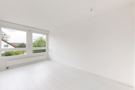leerer raum mit natürliches licht, natural light, holzfußboden, wood finish floor, und inside property