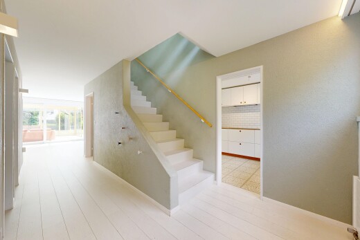 treppe mit treppen, holzfußboden, wood finish floor, inside property, und natürliches licht