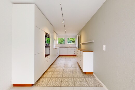 küche mit inside property, weiße schränke, white cabinets, light floor, und natürliches licht