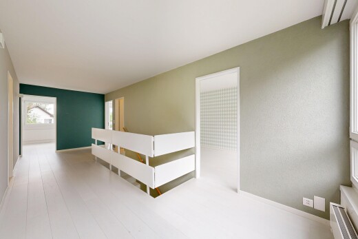 couloir avec lumière naturelle, natural light, inside property, sol en finition bois, et wood finish floor